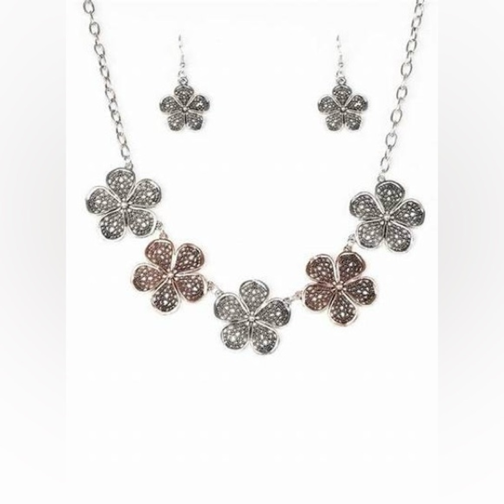 *Short cooper and silver flower pattern necklace.